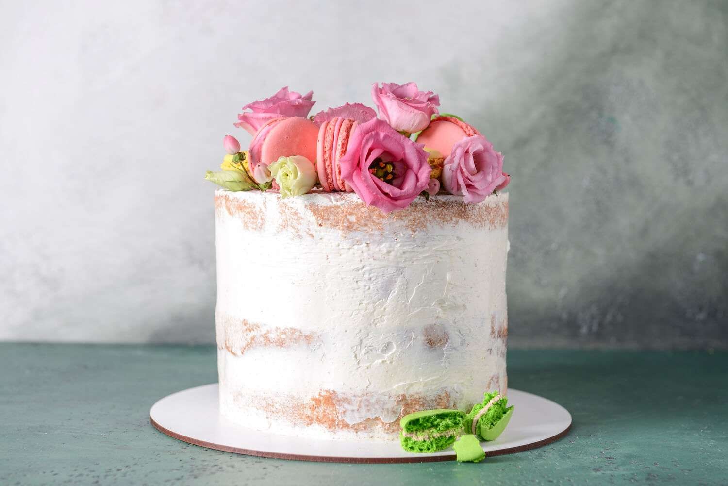 cake-decorating-with-flowers-4 a cake with flowers on top