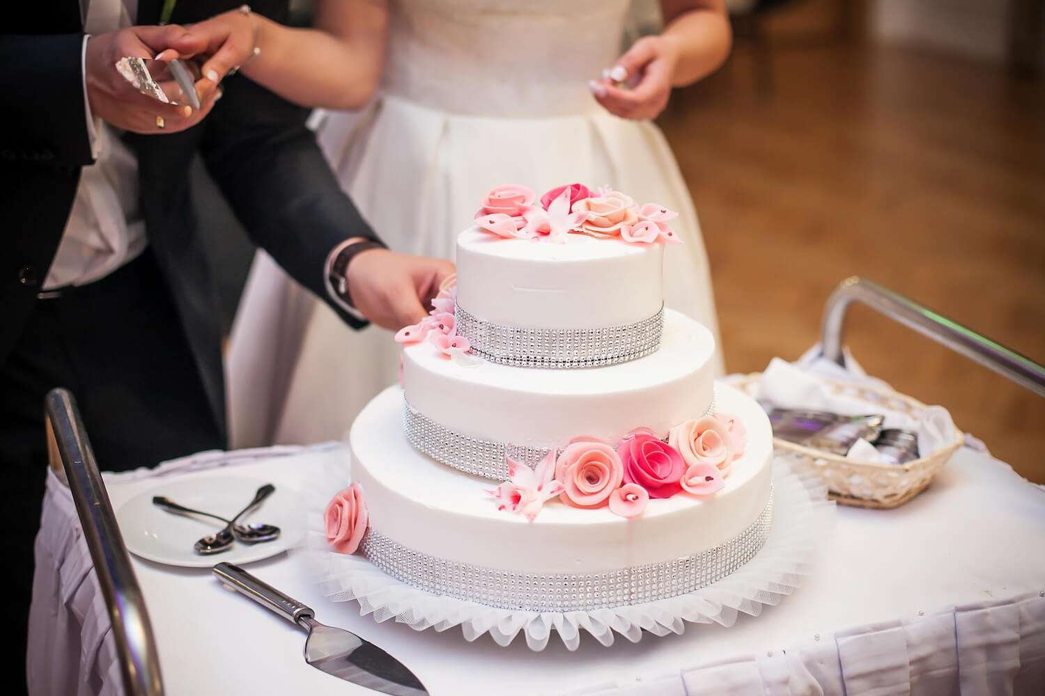 10 Creative Cake Decorating Ideas to Wow Your Guests / Bake Batter & Beyond a wedding cake with flowers