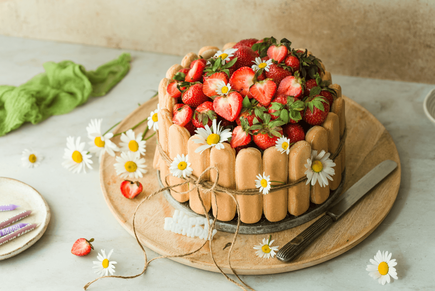 4 Round Cake Decorating Ideas for Stunning Results a round cake with strawberries and daisies on top